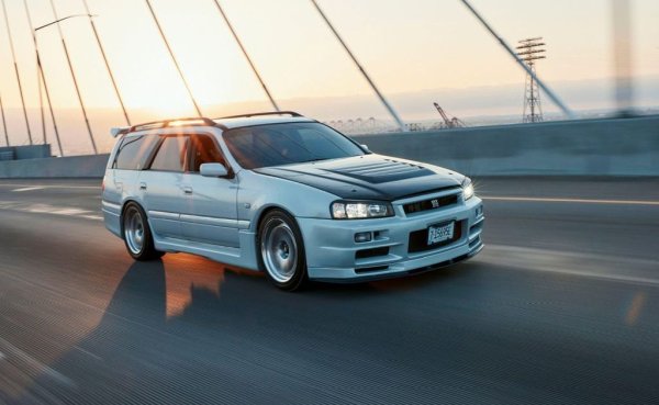 Дори и запалените почитатели на японската марка може и да не са съвсем запознати с това име. Този Nissan Stagea 260RS от 1998 (в изпълнение на Autech) е четириврата комби версия на Skyline GT-R от поколение R33. Това включва легендарния 2.6-литров редови шестцилиндров двигател RB26DETT, захранван от два турбокомпресора, както и усъвършенстваната система за задвижване на всички колела ATTESA E-TS. 
